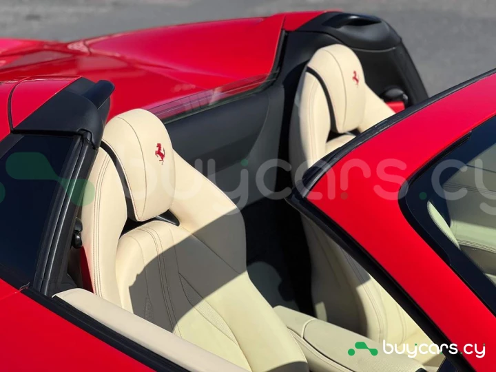 Ferrari 812 Красный