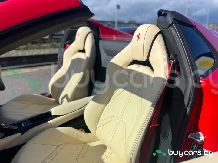 Ferrari 812 Красный