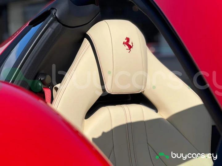 Ferrari 812 Красный