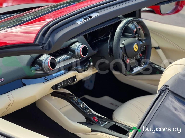 Ferrari 812 Красный