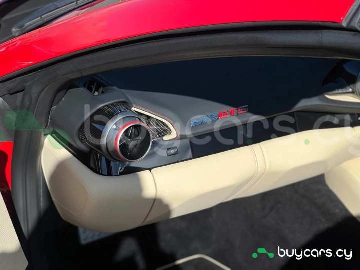 Ferrari 812 Красный