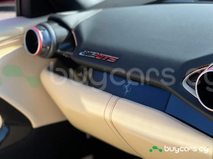 Ferrari 812 Красный