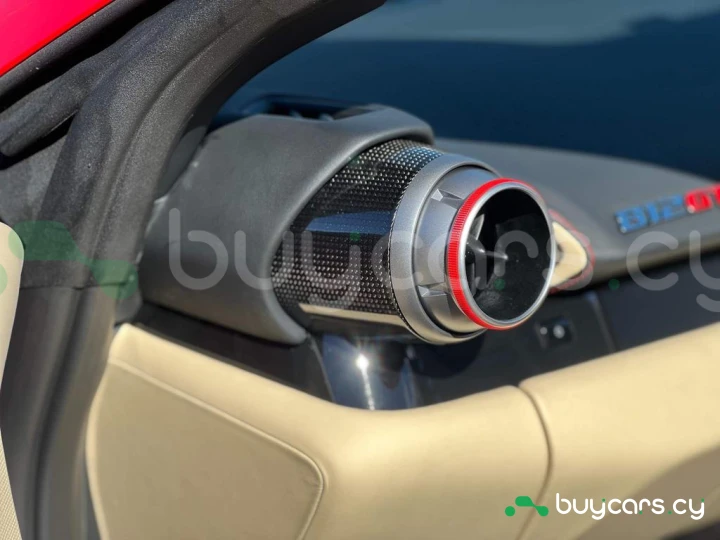 Ferrari 812 Красный