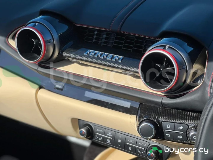 Ferrari 812 Красный