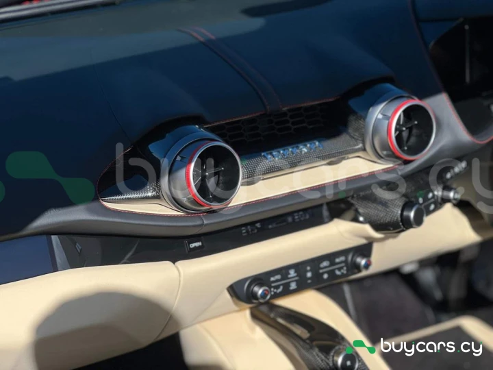 Ferrari 812 Красный