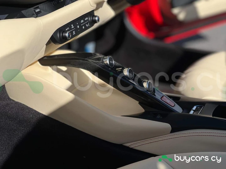 Ferrari 812 Красный