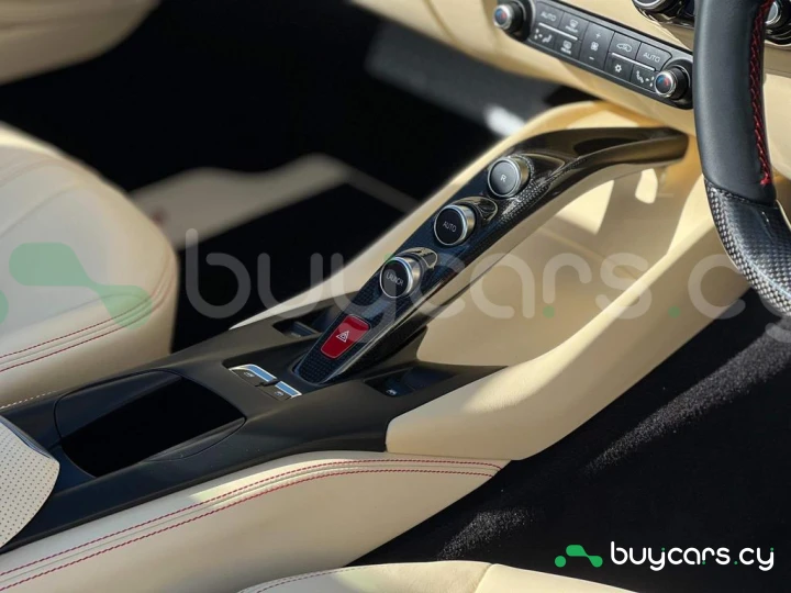 Ferrari 812 Красный