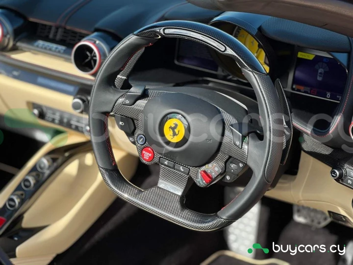 Ferrari 812 Красный