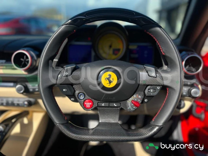 Ferrari 812 Красный