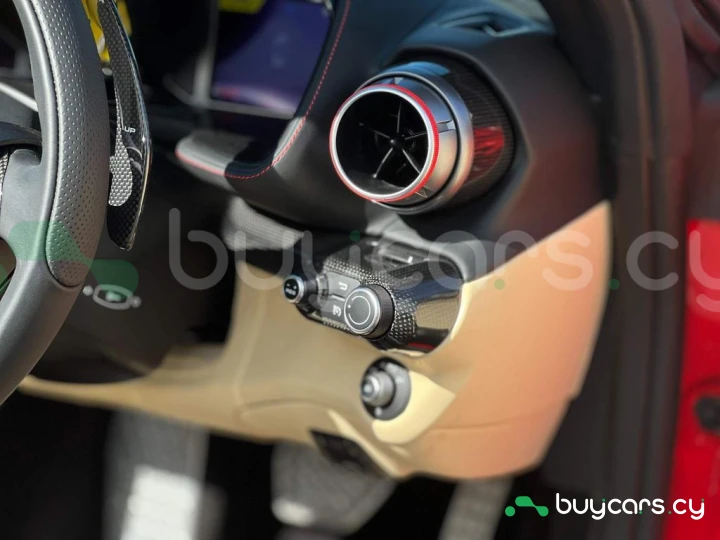 Ferrari 812 Красный