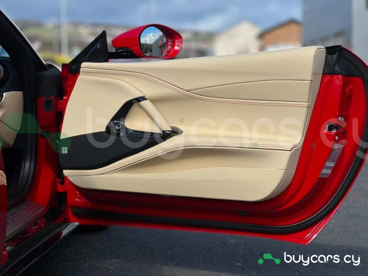 Ferrari 812 Красный