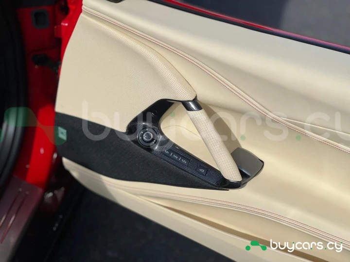 Ferrari 812 Красный