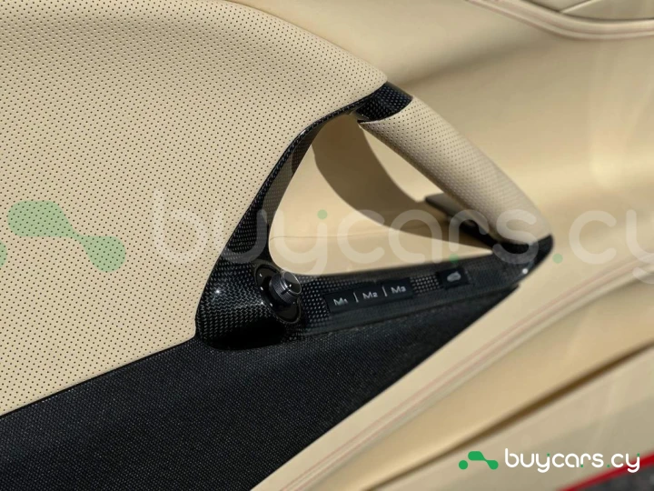 Ferrari 812 Красный