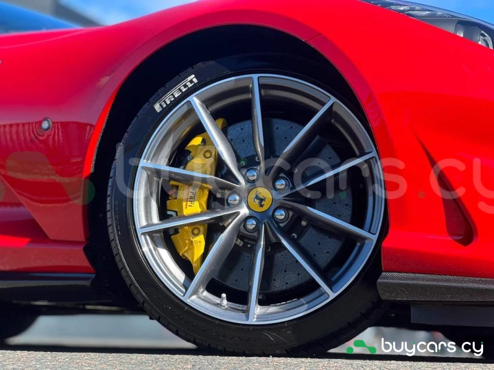 Ferrari 812 Красный