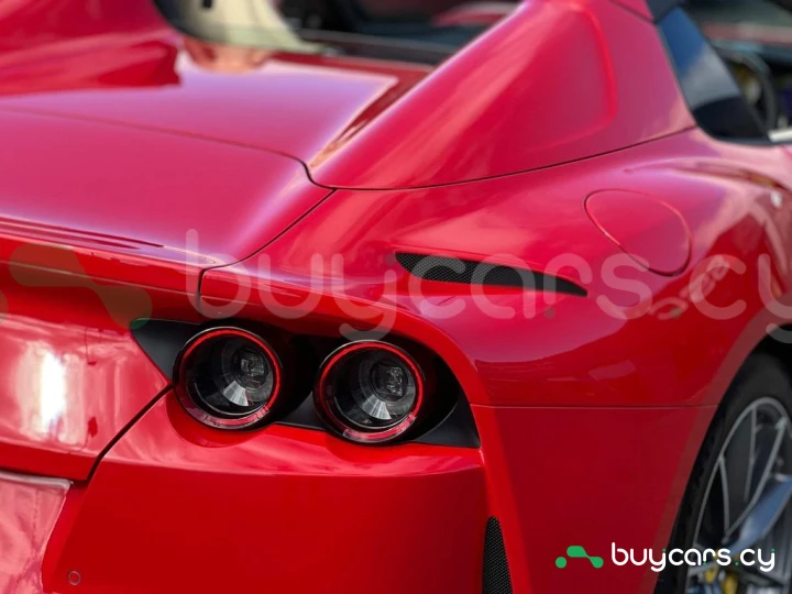 Ferrari 812 Красный