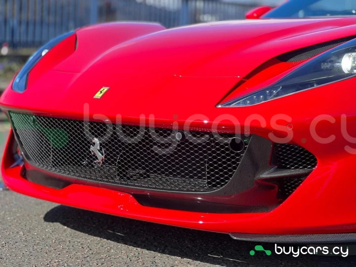 Ferrari 812 Красный