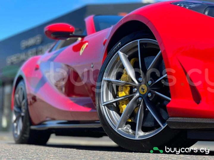 Ferrari 812 Красный