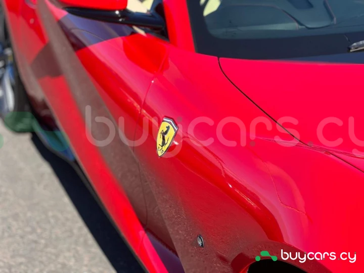 Ferrari 812 Красный