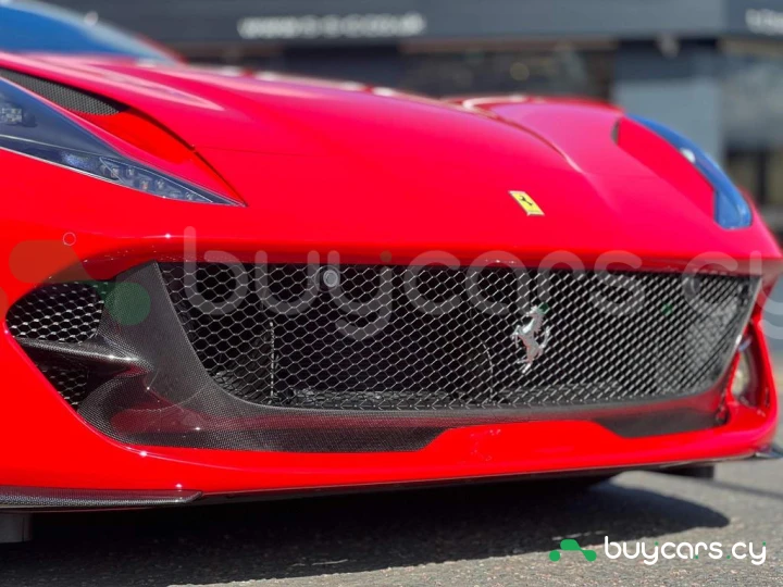 Ferrari 812 Красный