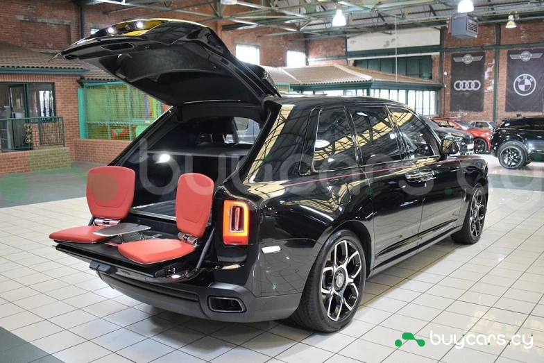 Rolls-Royce Cullinan Черный