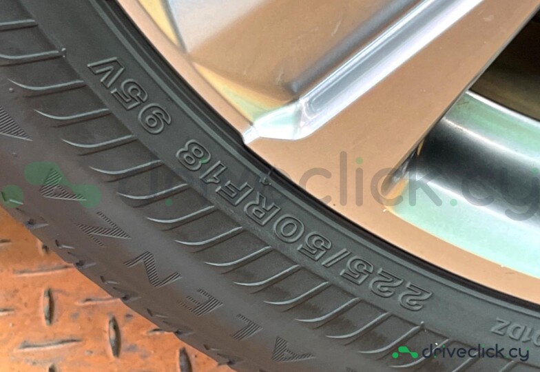 Lexus UX Green