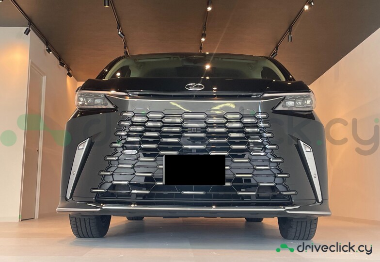 Lexus LM Black