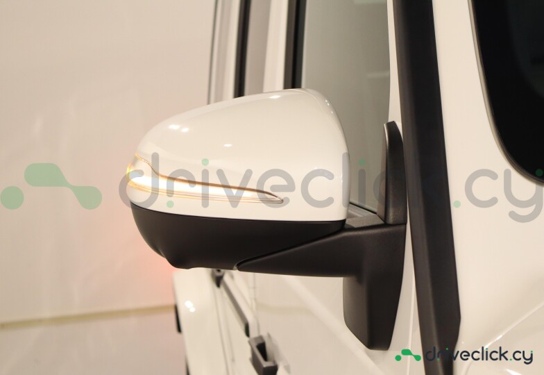 Mercedes G-class White