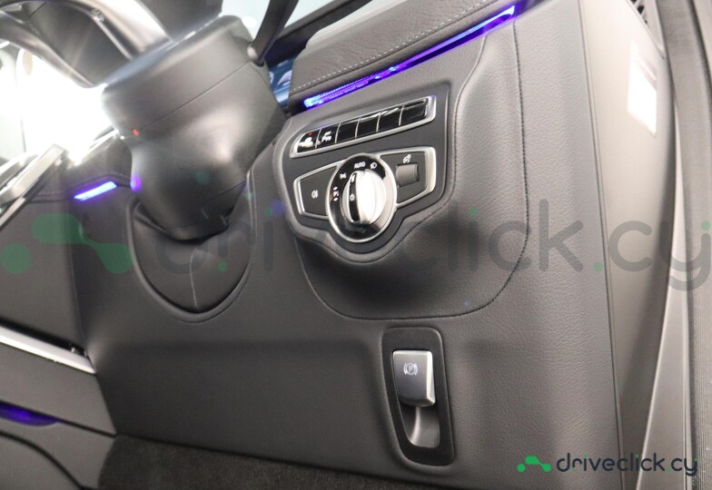 Mercedes G-class White