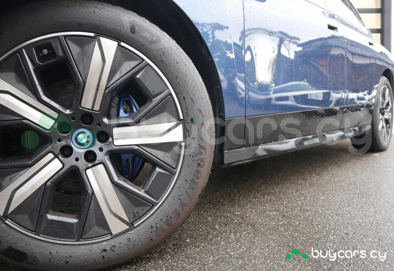 BMW iX Синий