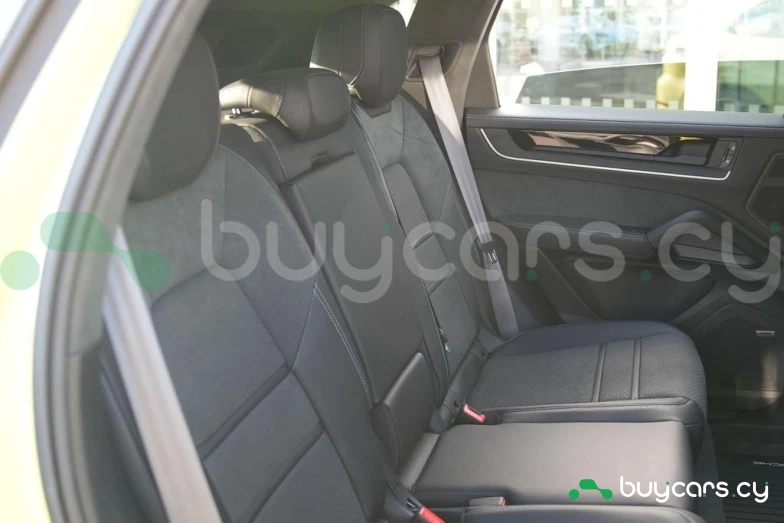 Porsche Cayenne Желтый