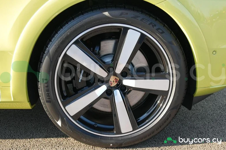 Porsche Cayenne Желтый