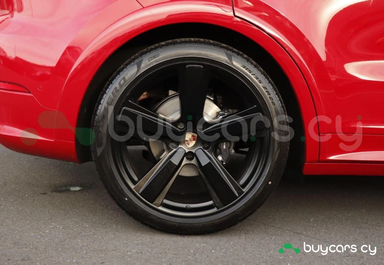 Porsche Cayenne Красный
