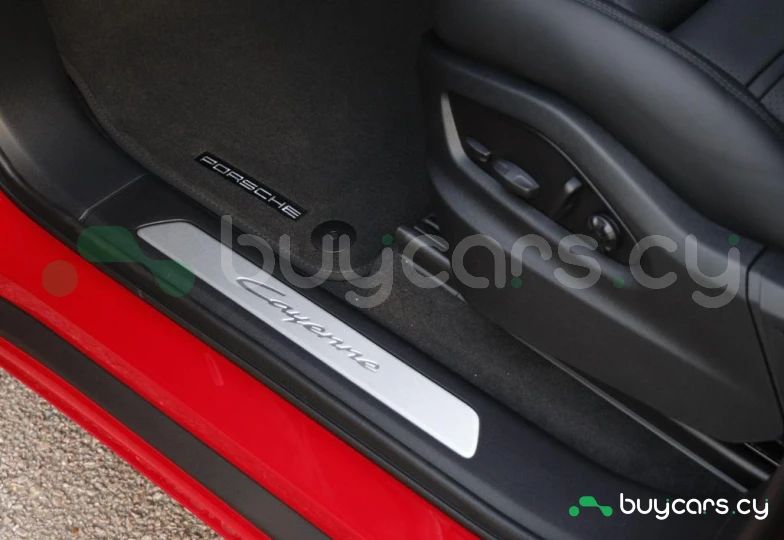 Porsche Cayenne Красный