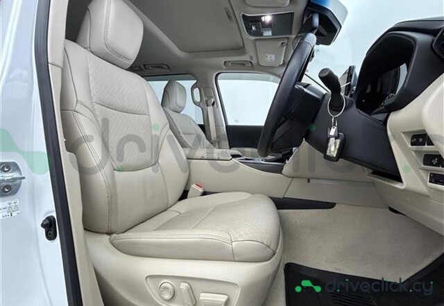 Toyota Land Cruiser 300 White