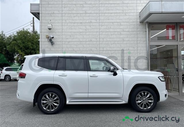 Toyota Land Cruiser 300 White