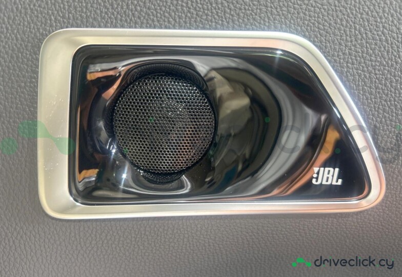 Toyota Land Cruiser 300 White