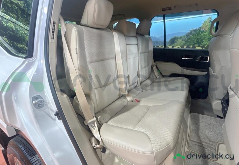 Toyota Land Cruiser 300 White