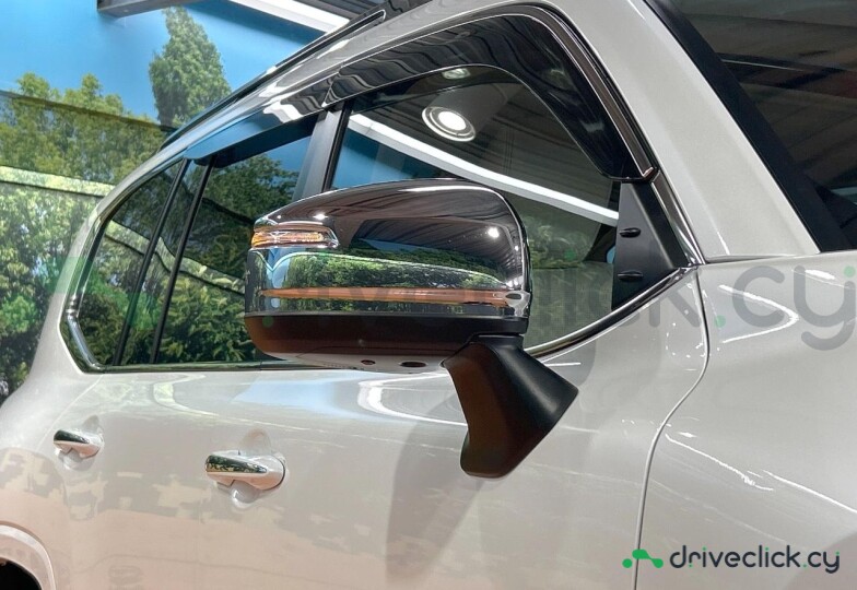 Toyota Land Cruiser 300 White