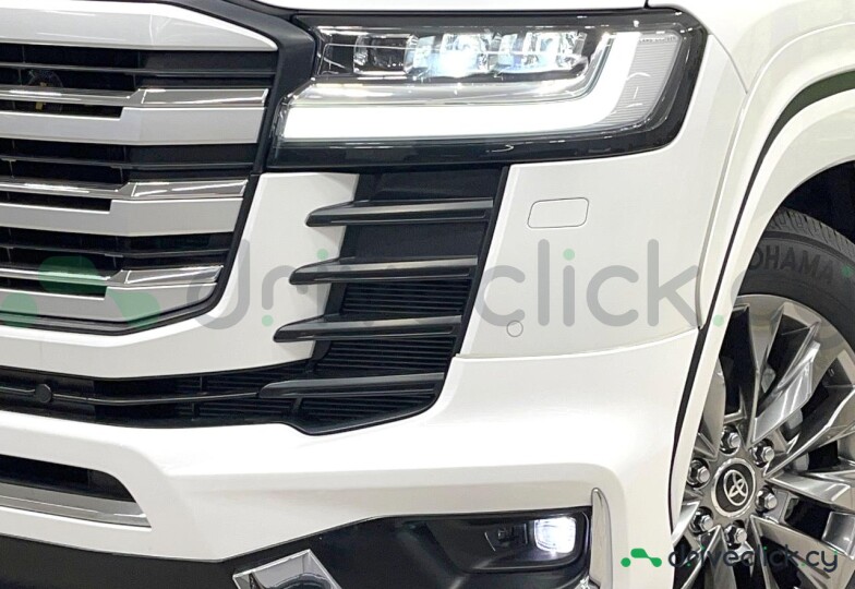 Toyota Land Cruiser 300 White