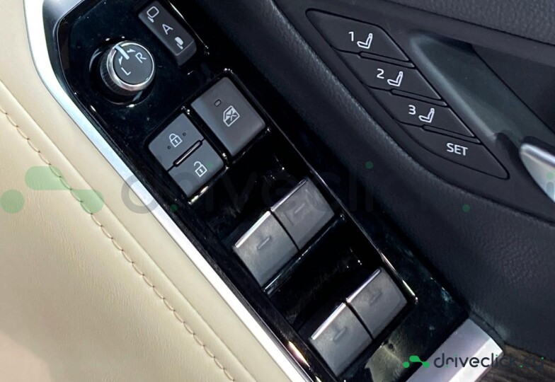 Toyota Land Cruiser 300 White