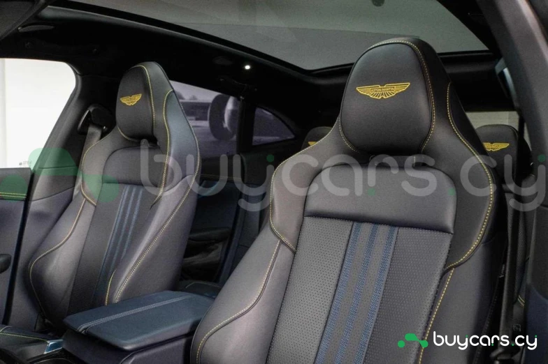 Aston Martin DBX Синий