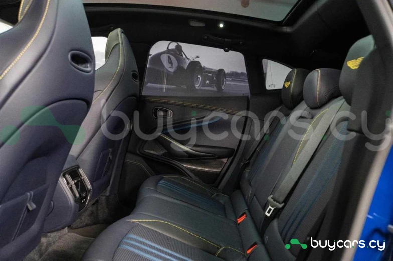 Aston Martin DBX Синий
