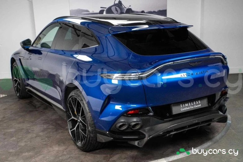 Aston Martin DBX Синий
