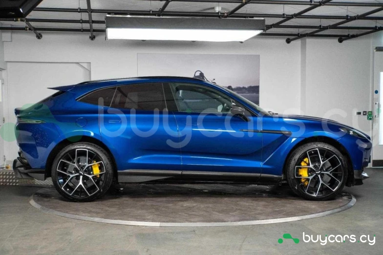 Aston Martin DBX Синий