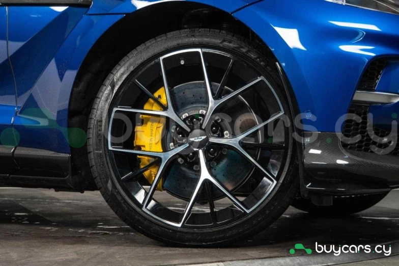 Aston Martin DBX Синий