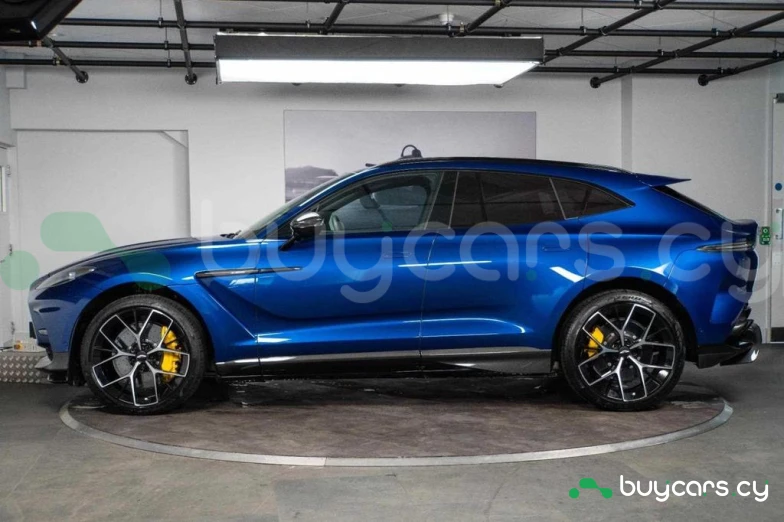 Aston Martin DBX Синий