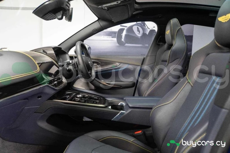 Aston Martin DBX Синий