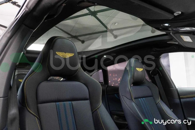 Aston Martin DBX Синий