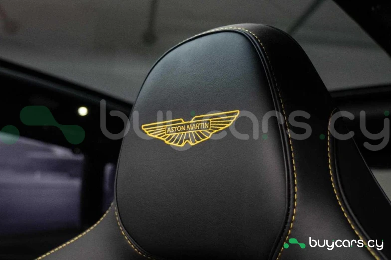 Aston Martin DBX Синий