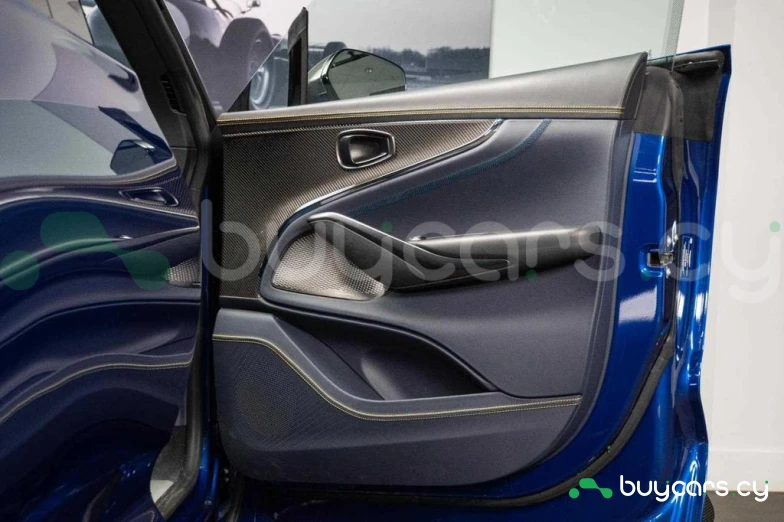 Aston Martin DBX Синий